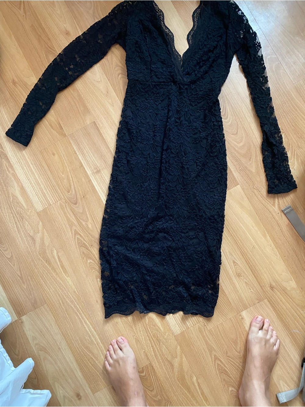 Lulu's Black Lace Long-Sleeve V-Neck Midi Dress